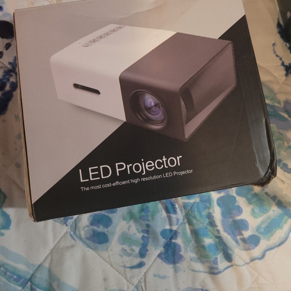 LED Projector - Picture 11 of 11